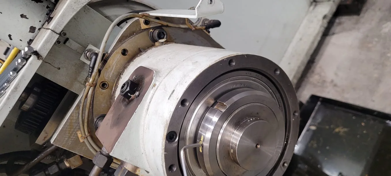 Conjunto mecânico industrial desmontado para intervenção